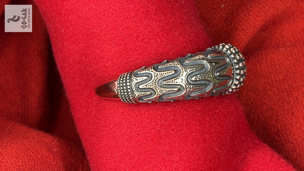 Vikinge armring i bronze, efter fund på Falster ved Orupgård. 
