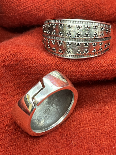 Vikinge fingerring i sølv, bred. Efter et Gotland fund